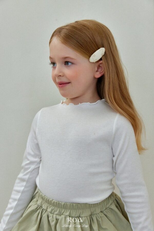 B232683B-876D-4370-8CE4-AD9B5B0EB026 〖預購〗百搭日常木耳邊上衣