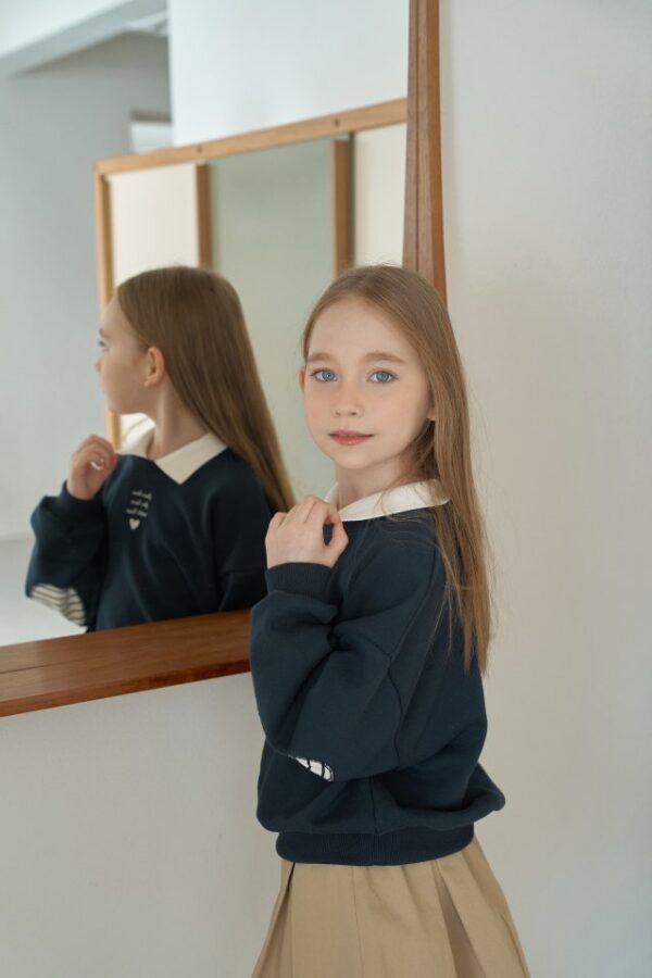 B4E7C7A1-3ACB-4AD9-B572-DAD776313131 〖預購〗靜框落肩領片衛衣