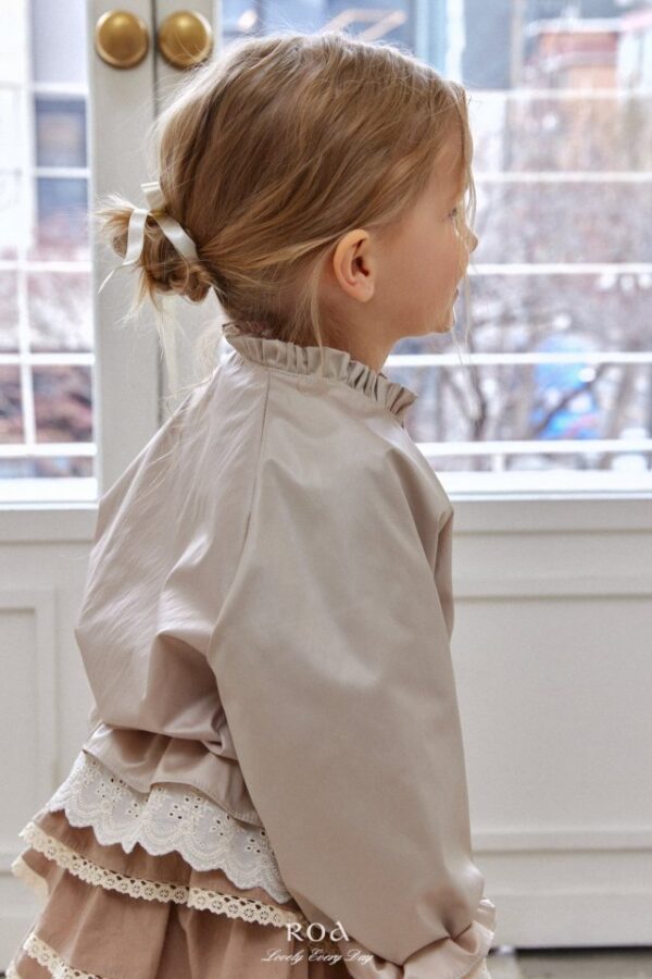 B5D6AE24-B890-45E1-B63C-D5C717A7FC8D 〖預購〗柔雲微光風衣