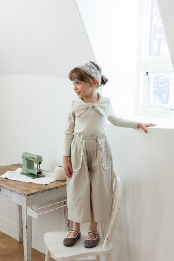 B7F01179-9B99-452F-9D5D-3E5B3927281E 〖預購〗珍恩蝴蝶領上衣