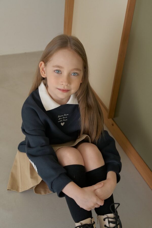 B8FDB107-F819-4F02-8430-9069E598EA4E 〖預購〗靜框落肩領片衛衣