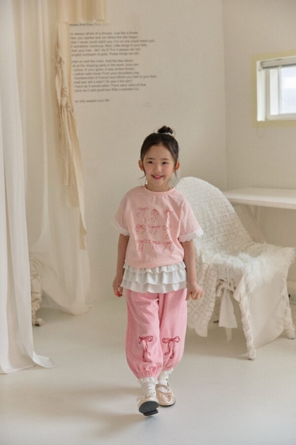 BC856DD0-15F5-4736-9D44-C0990FCC8242_1_105_c 〖預購〗絲緞蕾絲拼接上衣