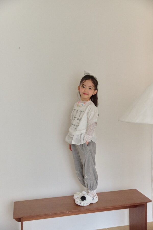 C1BD7CC9-5B4B-4E24-A174-E3A4766552DC_1_105_c 〖預購〗絲緞蕾絲拼接上衣