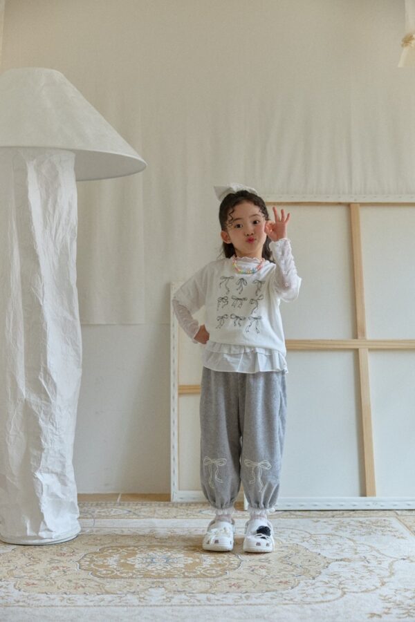 C3B1E793-481F-4D52-8CC9-63A9945902AB_1_105_c 〖預購〗絲緞蕾絲拼接上衣