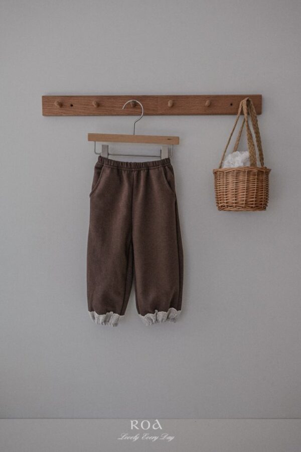 C4F3A379-B58F-4339-B155-32943A2DFB8D 〖預購〗小小心意蕾絲縮口褲