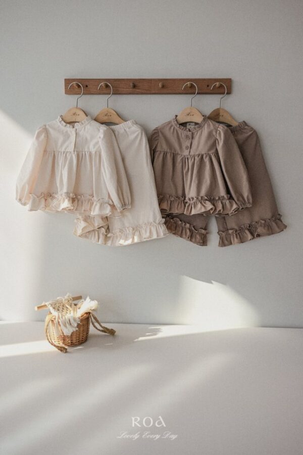 C5FEE13E-B064-41B6-9D49-B0394C2A5F21 〖預購〗小荷葉領柔褶套裝