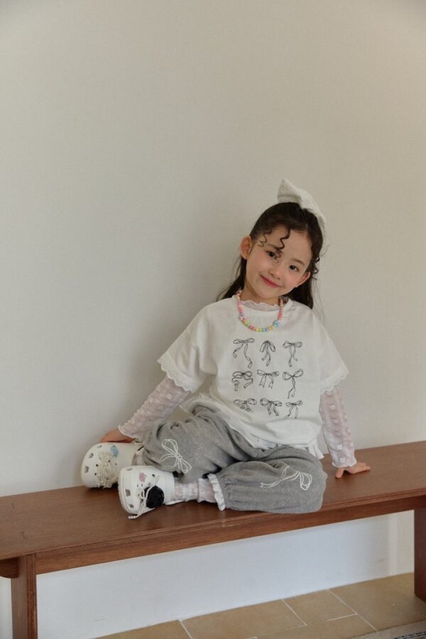 CDF3BDF4-A3EF-4EF9-BBB4-04BCFED2C683_1_105_c 〖預購〗柔邊星光蕾絲上衣