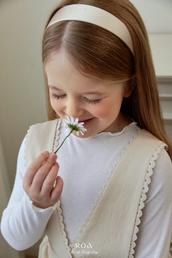 D0CD2105-A947-43A7-9B2F-35B1EC325B0F 〖預購〗百搭日常木耳邊上衣