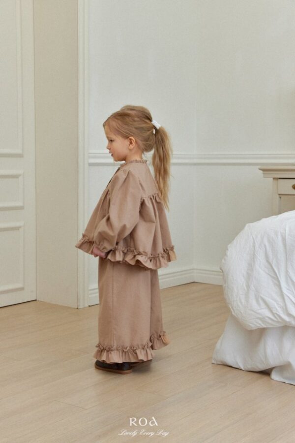 D3C6A2D8-3055-462A-8319-08F10FA97889 〖預購〗小荷葉領柔褶套裝