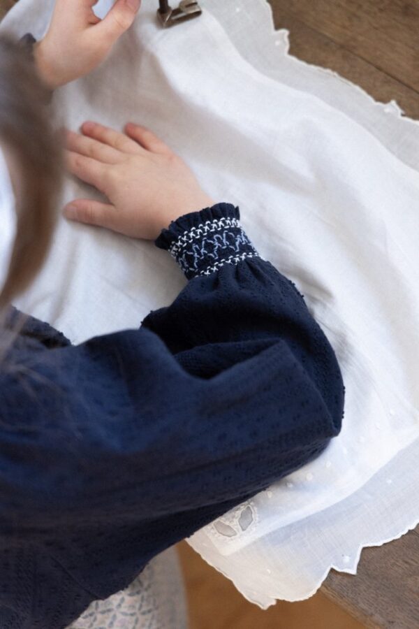 D4DCD3EC-ABF4-4245-A0F9-0891E117FD39 〖預購〗艾瑪繡線寧靜上衣