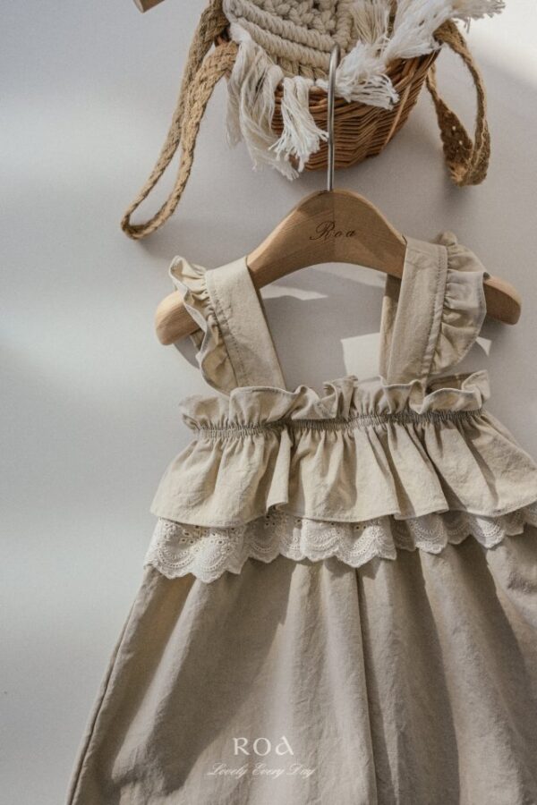 D731E862-8479-44F1-A82A-88800048FAC6 〖預購〗蕾絲修身花園吊帶褲