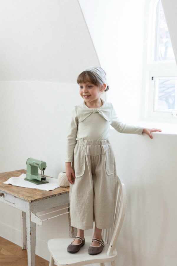 D7DC955C-EE95-4E6D-917B-78589F8300BB 〖預購〗珍恩蝴蝶領上衣