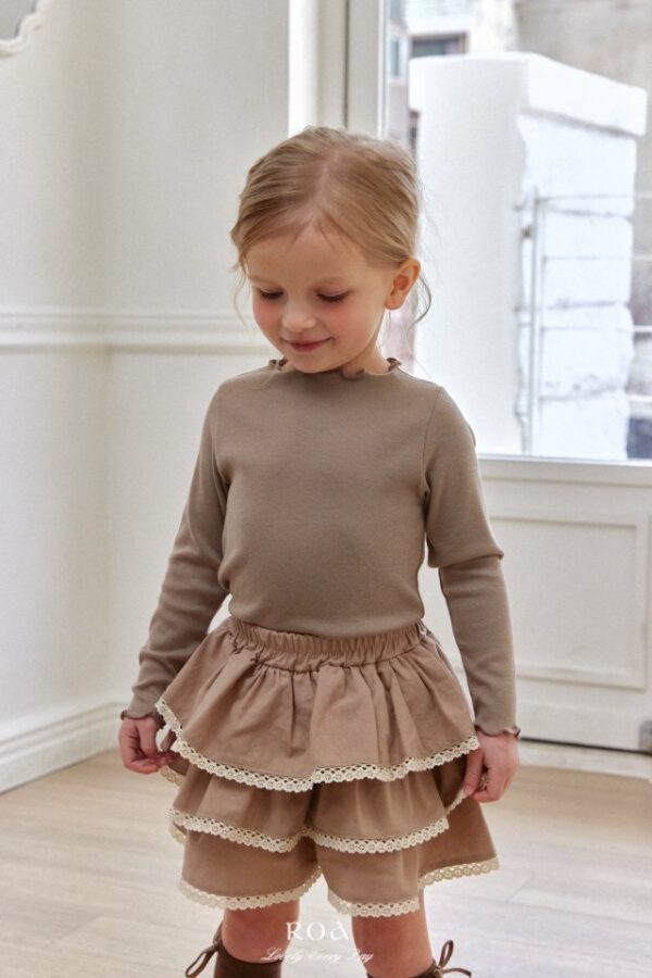 D7F350E3-526C-472C-BD93-0EC5464D424E 〖預購〗百搭日常木耳邊上衣