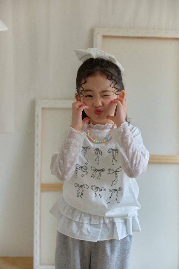 DB689332-5AA9-4487-BF93-AAC709E0BCF6_1_105_c 〖預購〗絲緞蕾絲拼接上衣