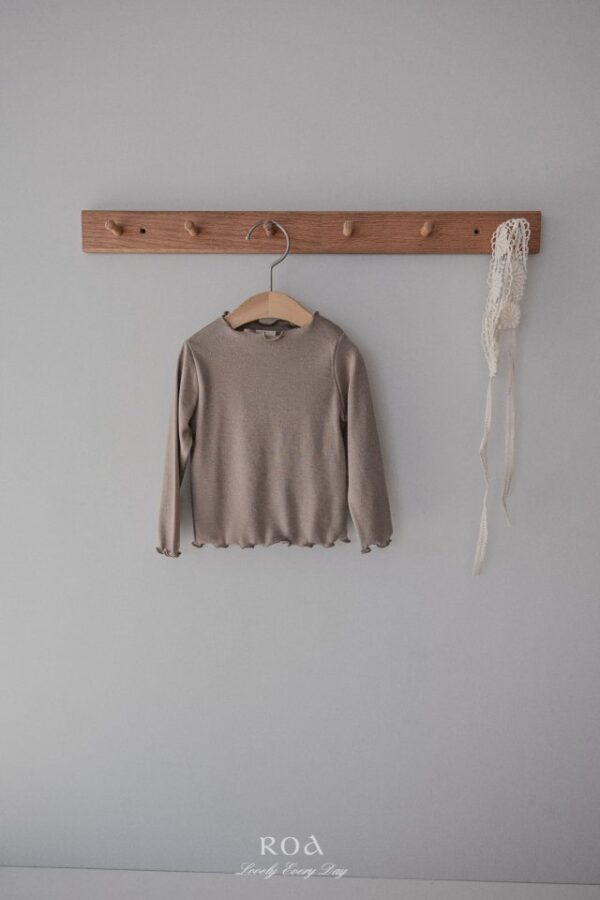 DE5A8E6A-6C68-4D84-99E1-D9BB424FFE20 〖預購〗百搭日常木耳邊上衣