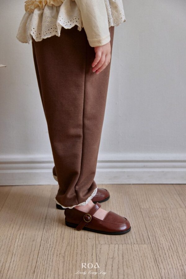 E12D1284-49FE-45AD-87DE-6400BDF5CAA2 〖預購〗小小心意蕾絲縮口褲