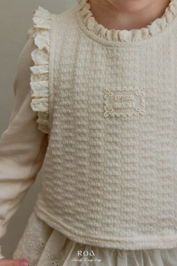 E674A128-A75E-428D-8DF5-EA871BD4D19C 〖預購〗輕輕蕾絲滾邊背心