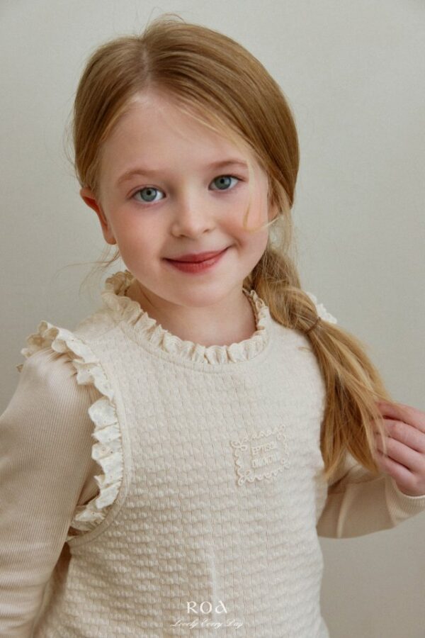 E72F91E6-42E7-4838-9CB0-7C71D2581BD3 〖預購〗輕輕蕾絲滾邊背心