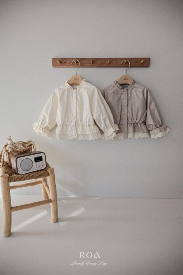 E85A6FA0-C016-4C2B-BCB7-DF988A02CBB3 〖預購〗柔雲微光風衣