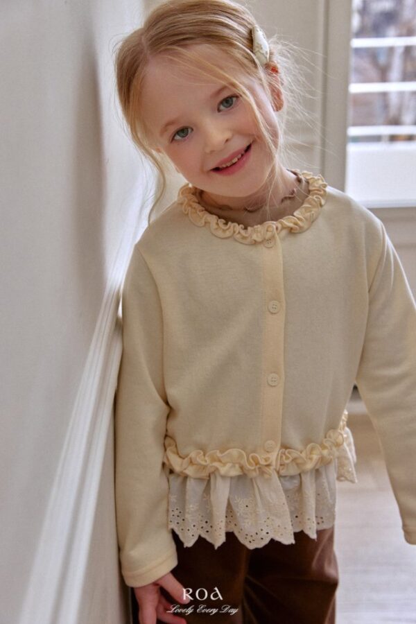 E984C695-A401-43AD-A945-AEE71CA94AA6 〖預購〗柔邊蕾絲拼接開襟衫