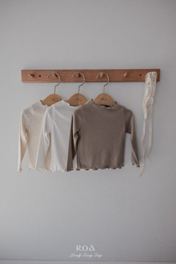 F37C3C0A-F7A5-41E2-B4B7-4A11897CA22B 〖預購〗百搭日常木耳邊上衣