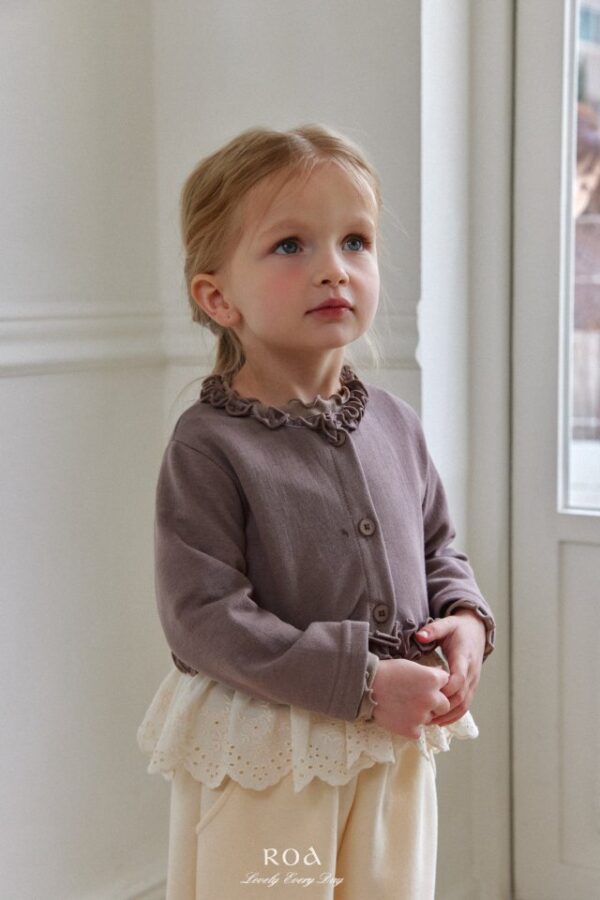 F6B7FFBA-2D52-4E59-BC51-72FA95CE6232 〖預購〗柔邊蕾絲拼接開襟衫