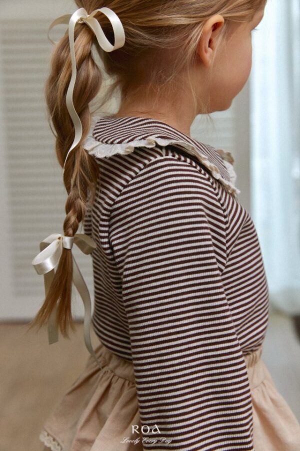 F8BB207F-0221-4C3B-917D-2005679F4A49 〖預購〗寧靜條紋領片上衣