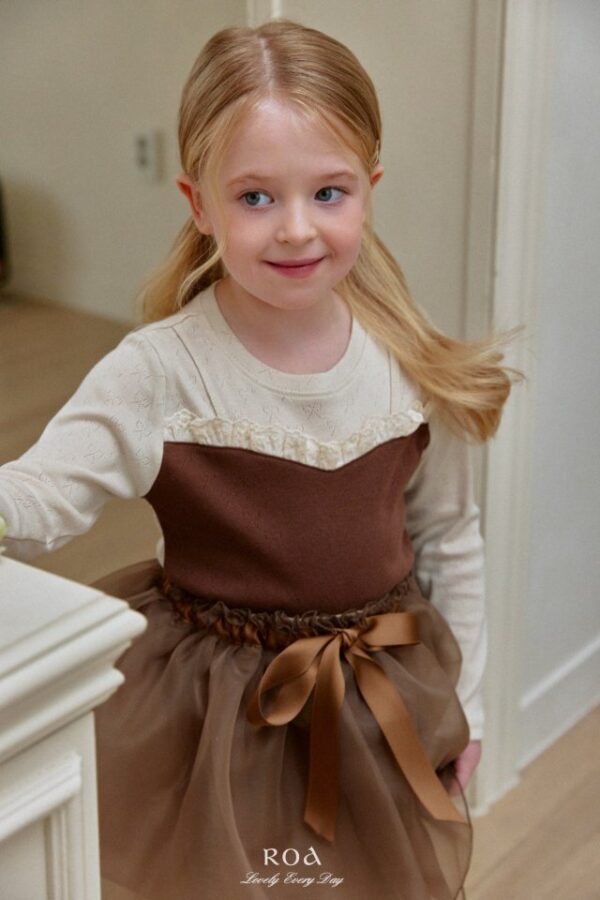 FAF99C18-2BD9-4CCD-85FD-F3B00EF22072 〖預購〗拼色柔影蕾上衣