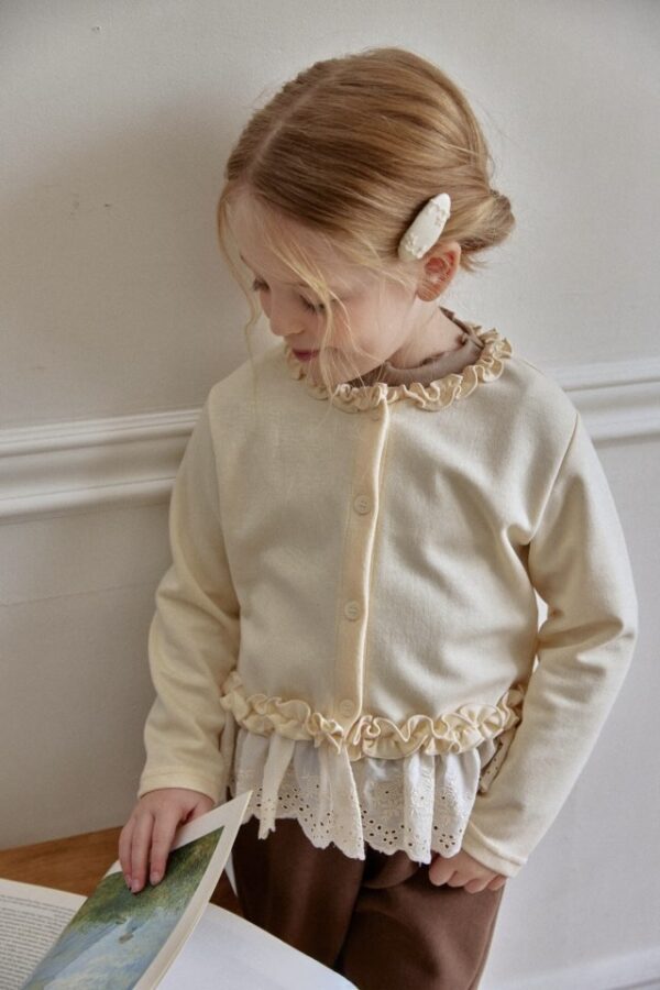 FEF1A106-0769-4E61-AE78-D793EB90523B_1_201_a 〖預購〗柔邊蕾絲拼接開襟衫