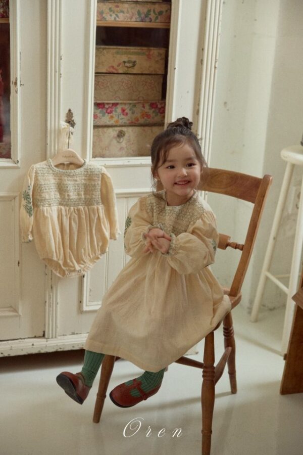 0064FE36-F48D-4CA3-A379-6D7A27B25E05 〖預購〗Marienne 繡線洋裝