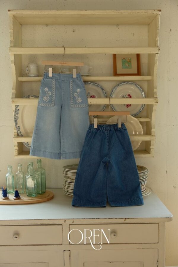 010EC7CC-7528-4E44-85AC-6C5BA751F964 〖預購〗Amelie 花卉牛仔褲