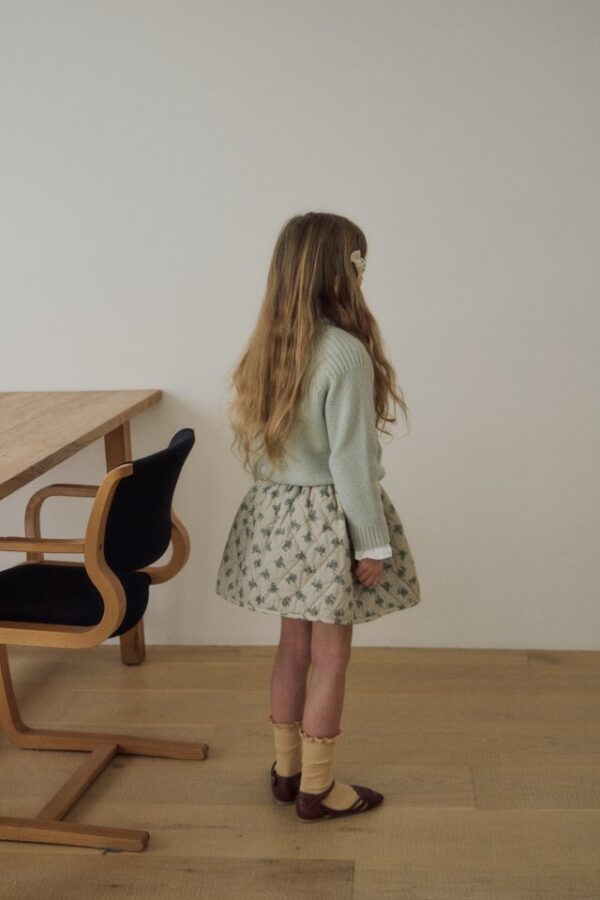 01D046BF-F045-4C77-A502-0A6CD845F27E 〖預購〗羽翼立體壓紋質感短裙