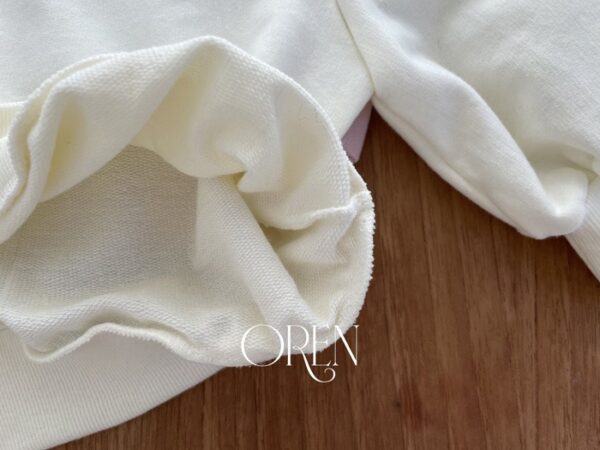 065D3EEA-6ADA-43F8-9D77-1AA0F9D0E9CF 〖預購〗Asha 花卉刺繡衛衣