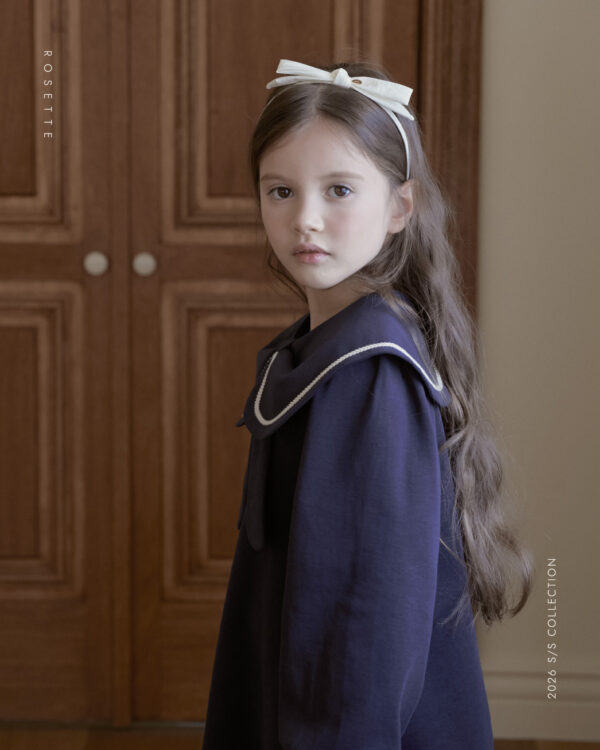 0A227D87-ACA4-4D95-93CE-12F6303F54F0 〖預購〗愛之名大翻領蝴蝶結質感洋裝