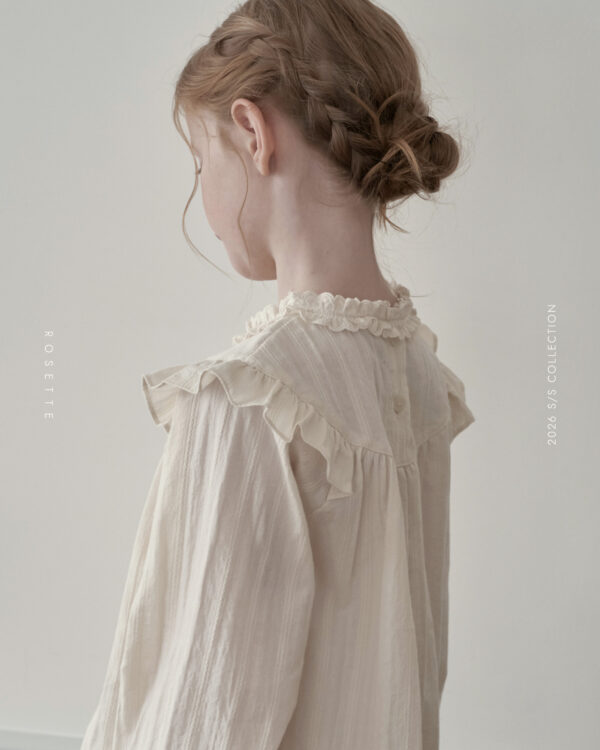 0CF8BF19-1557-4CEC-9DCE-80D88B03FF06 〖預購〗桃樂絲碎花漫漫雲朵感襯衫