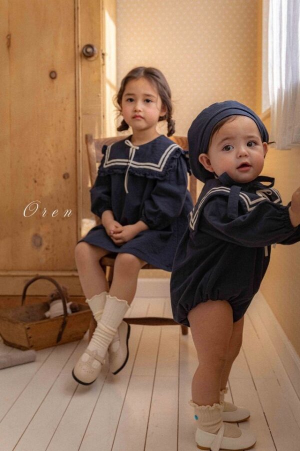 10401814-C2C0-4C81-8BC7-A32985F64E5B 〖預購〗牛奶海軍領舒柔洋裝