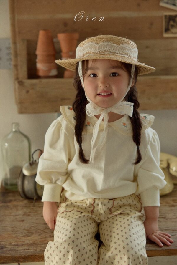 17A36636-E795-4340-8B26-7B9838D6F5D7 〖預購〗Asha 花卉刺繡衛衣