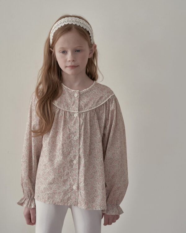 1A50CD44-7C24-4A9A-8418-68C65C82E669_1_201_a 〖預購〗Maren 蕾絲邊飾質感襯衫