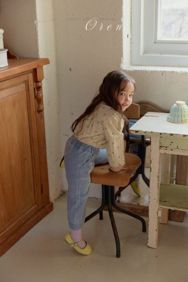 23850442-7E3F-49F5-8AAA-8B6A693E1F51 〖預購〗Colette 花卉襯衫