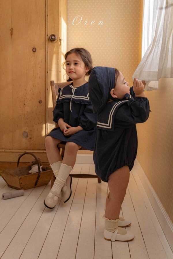 26EDF6C4-0A29-4688-87F1-BFFEC99A0161 〖預購〗牛奶海軍領舒柔洋裝