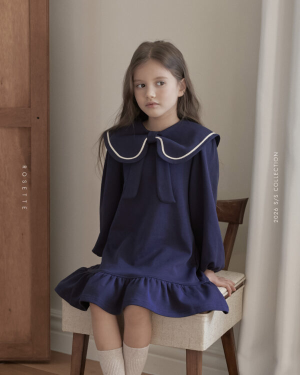 2EC4E9C2-EADF-47AA-B9D0-C474C9DD090D 〖預購〗愛之名大翻領蝴蝶結質感洋裝