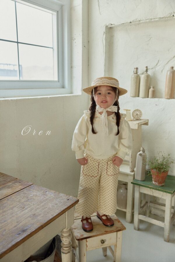 3654B36A-D978-46A5-AD47-D141BA2E4A8F 〖預購〗Asha 花卉刺繡衛衣