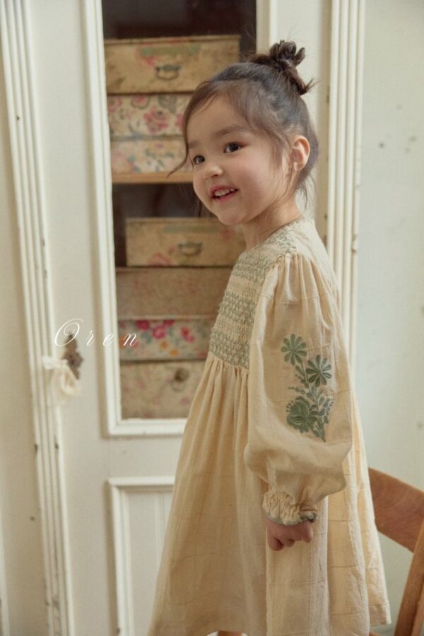 5A5E8C74-5D54-4F8B-8DF8-D3B2302A8355 〖預購〗Marienne 繡線洋裝