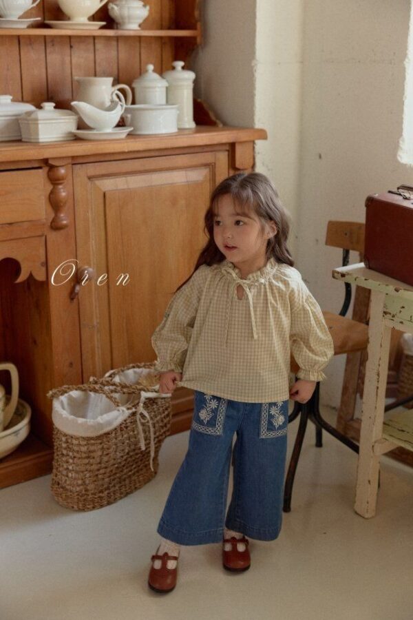 5F884DBE-3ED1-4380-A92A-A0B7F1397C78 〖預購〗Noir 刺繡襯衫