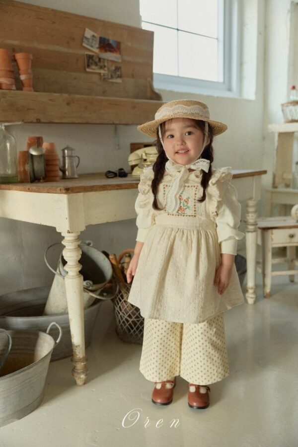 65A8DBC0-6332-46F1-98C3-0B74DA5D84CE 〖預購〗Arbo 刺繡吊帶裙