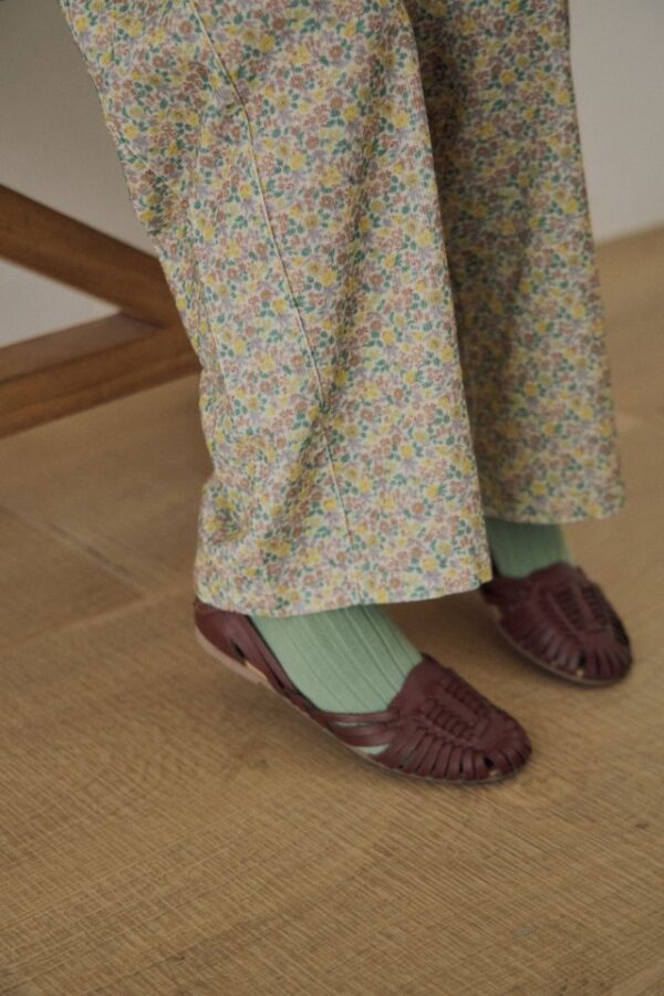 65D5A0AF-E7FA-41DA-9326-BFC3F677FF47 〖預購〗Koi 花綻碎花滿版質感長褲