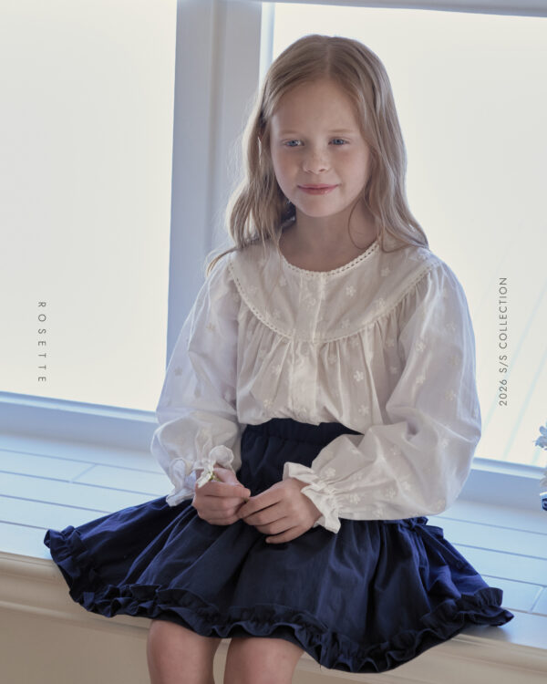 65FDAE39-0A90-429E-9F16-8392611B7B30 〖預購〗Maren 蕾絲邊飾質感襯衫