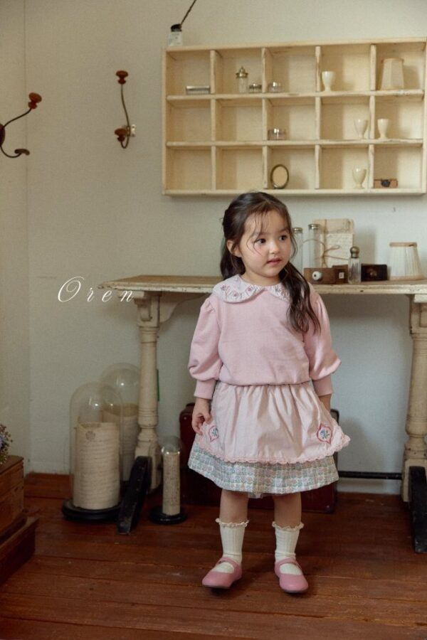 6B7E393D-974E-4992-A52C-D420D17B19FC 〖預購〗Asha 花卉刺繡衛衣