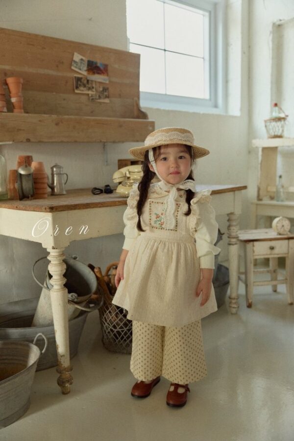 6C52DDC3-C515-47EA-B8E8-AC888BFD7202 〖預購〗Arbo 刺繡吊帶裙