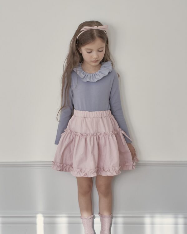 7520BCD4-3D72-4C39-95DC-96FC74571524_1_201_a 〖預購〗Marie 羽毛領立體荷葉邊飾上衣